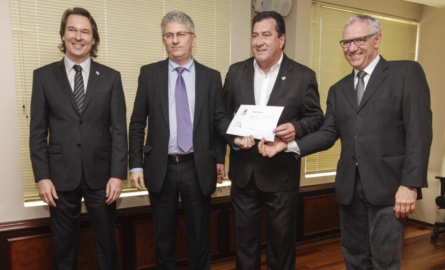 O secretário estadual do Meio Ambiente, Ricardo Soavinski, com o presidente da Fiep, Edson Luiz Compagnolo e o presidente do IAP, Tarcísio Mossato, entregam o Selo Clima Paraná, de reconhecimento às empresas que formularem e publicarem inventários de suas emissões de gases de efeito estufa. Curitiba, 06/11/2015. Foto: Pedro Ribas/ANPr