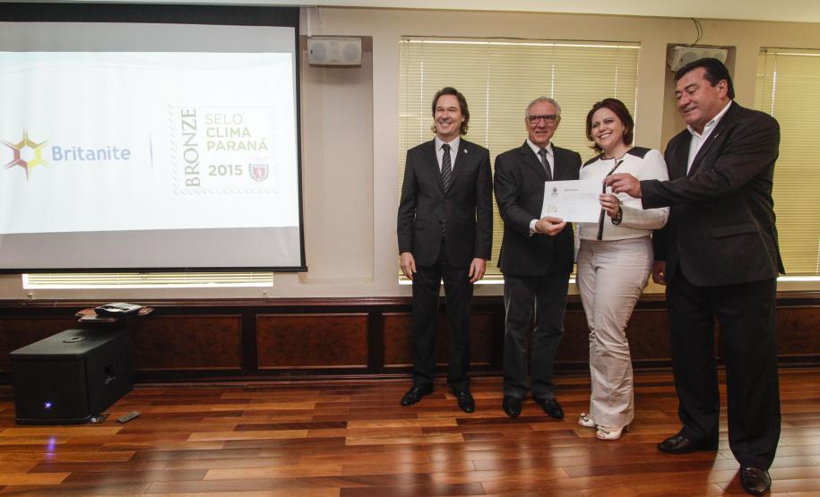 O secretário estadual do Meio Ambiente, Ricardo Soavinski, com o presidente da Fiep, Edson Luiz Compagnolo e o presidente do IAP, Tarcísio Mossato, entregam o Selo Clima Paraná, de reconhecimento às empresas que formularem e publicarem inventários de suas emissões de gases de efeito estufa. Curitiba, 06/11/2015. Foto: Pedro Ribas/ANPr