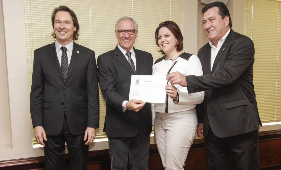 O secretário estadual do Meio Ambiente, Ricardo Soavinski, com o presidente da Fiep, Edson Luiz Compagnolo e o presidente do IAP, Tarcísio Mossato, entregam o Selo Clima Paraná, de reconhecimento às empresas que formularem e publicarem inventários de suas emissões de gases de efeito estufa. Curitiba, 06/11/2015. Foto: Pedro Ribas/ANPr