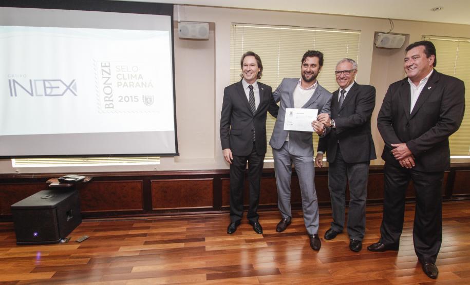 O secretário estadual do Meio Ambiente, Ricardo Soavinski, com o presidente da Fiep, Edson Luiz Compagnolo e o presidente do IAP, Tarcísio Mossato, entregam o Selo Clima Paraná, de reconhecimento às empresas que formularem e publicarem inventários de suas emissões de gases de efeito estufa. Curitiba, 06/11/2015. Foto: Pedro Ribas/ANPr