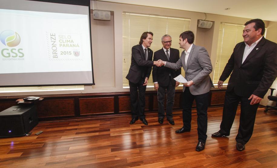 O secretário estadual do Meio Ambiente, Ricardo Soavinski, com o presidente da Fiep, Edson Luiz Compagnolo e o presidente do IAP, Tarcísio Mossato, entregam o Selo Clima Paraná, de reconhecimento às empresas que formularem e publicarem inventários de suas emissões de gases de efeito estufa. Curitiba, 06/11/2015. Foto: Pedro Ribas/ANPr