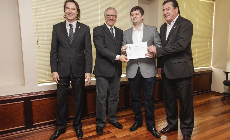 O secretário estadual do Meio Ambiente, Ricardo Soavinski, com o presidente da Fiep, Edson Luiz Compagnolo e o presidente do IAP, Tarcísio Mossato, entregam o Selo Clima Paraná, de reconhecimento às empresas que formularem e publicarem inventários de suas emissões de gases de efeito estufa. Curitiba, 06/11/2015. Foto: Pedro Ribas/ANPr