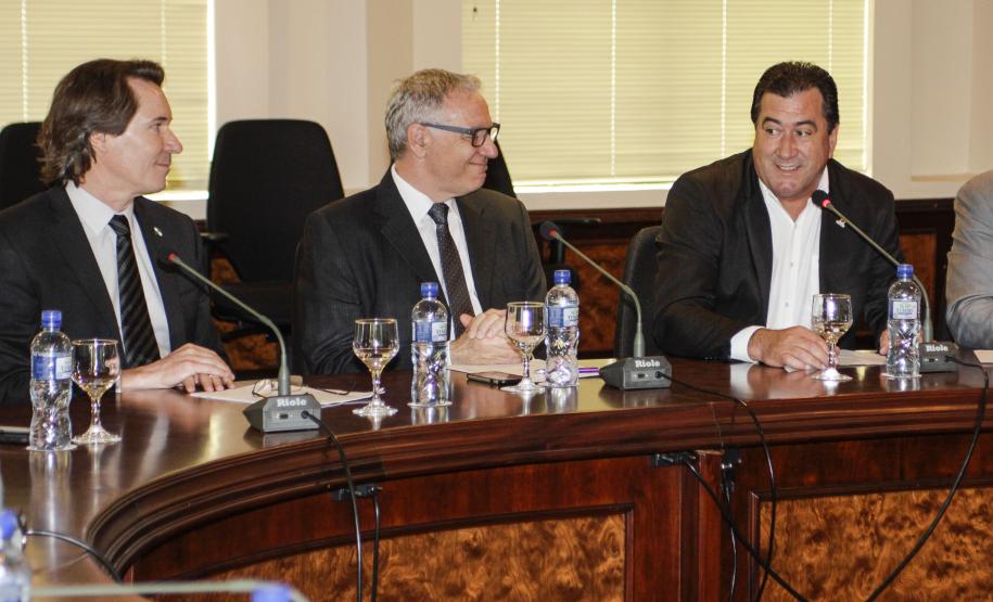 O secretário estadual do Meio Ambiente, Ricardo Soavinski, com o presidente da Fiep, Edson Luiz Compagnolo e o presidente do IAP, Tarcísio Mossato, entregam o Selo Clima Paraná, de reconhecimento às empresas que formularem e publicarem inventários de suas emissões de gases de efeito estufa. Curitiba, 06/11/2015. Foto: Pedro Ribas/ANPr