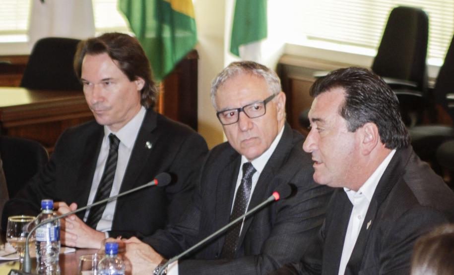 O secretário estadual do Meio Ambiente, Ricardo Soavinski, com o presidente da Fiep, Edson Luiz Compagnolo e o presidente do IAP, Tarcísio Mossato, entregam o Selo Clima Paraná, de reconhecimento às empresas que formularem e publicarem inventários de suas emissões de gases de efeito estufa. Curitiba, 06/11/2015. Foto: Pedro Ribas/ANPr