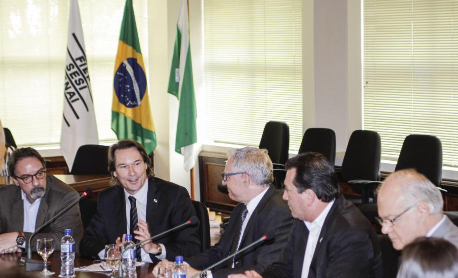 O secretário estadual do Meio Ambiente, Ricardo Soavinski, com o presidente da Fiep, Edson Luiz Compagnolo e o presidente do IAP, Tarcísio Mossato, entregam o Selo Clima Paraná, de reconhecimento às empresas que formularem e publicarem inventários de suas emissões de gases de efeito estufa. Curitiba, 06/11/2015. Foto: Pedro Ribas/ANPr