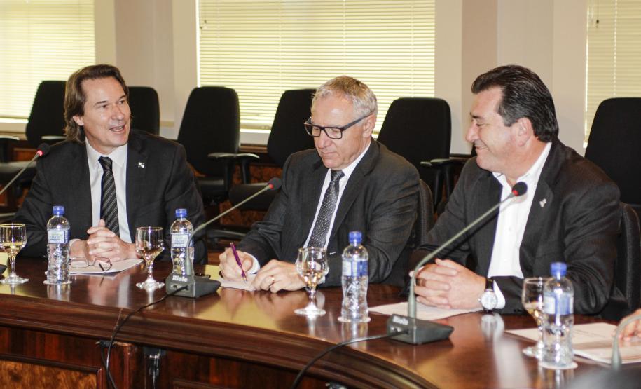 O secretário estadual do Meio Ambiente, Ricardo Soavinski, com o presidente da Fiep, Edson Luiz Compagnolo e o presidente do IAP, Tarcísio Mossato, entregam o Selo Clima Paraná, de reconhecimento às empresas que formularem e publicarem inventários de suas emissões de gases de efeito estufa. Curitiba, 06/11/2015. Foto: Pedro Ribas/ANPr