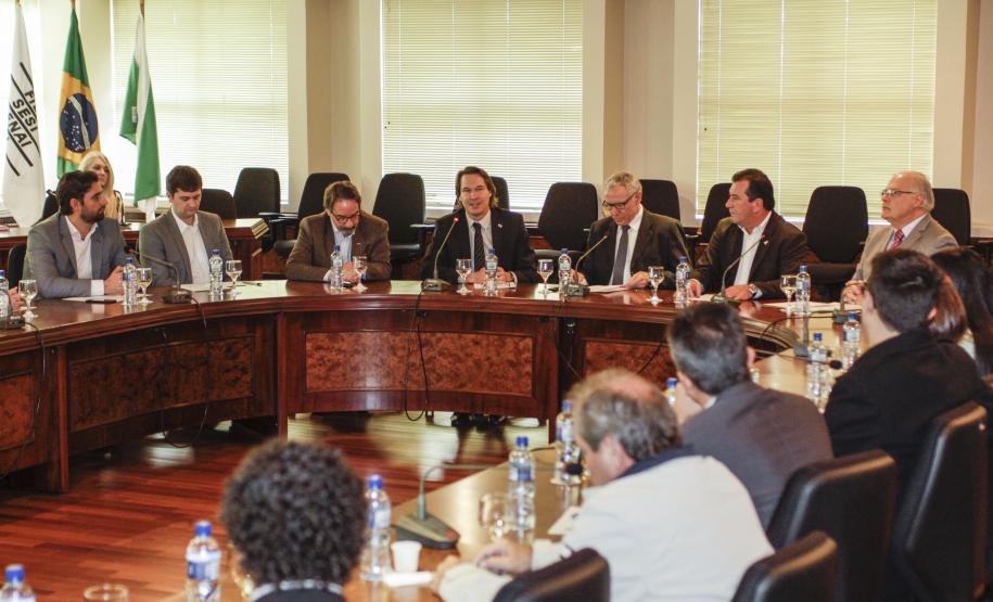 O secretário estadual do Meio Ambiente, Ricardo Soavinski, com o presidente da Fiep, Edson Luiz Compagnolo e o presidente do IAP, Tarcísio Mossato, entregam o Selo Clima Paraná, de reconhecimento às empresas que formularem e publicarem inventários de suas emissões de gases de efeito estufa. Curitiba, 06/11/2015. Foto: Pedro Ribas/ANPr