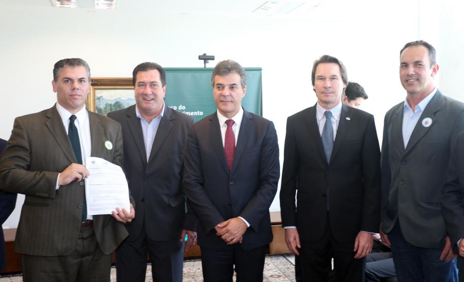 Governador Beto Richa anuncia 28 unidades geradoras de energia no Paraná, são Pequenas Centrais Hidrelétricas (PCHs), Centrais Geradoras Hidrelétricas (CGHs), termoelétrica e biodigestor, que somam 183,4 MW de energia. O investimento é de quase R$ 1 bilhão.Curitiba, 11/11/2015.Foto: Orlando Kissner/ANPr
