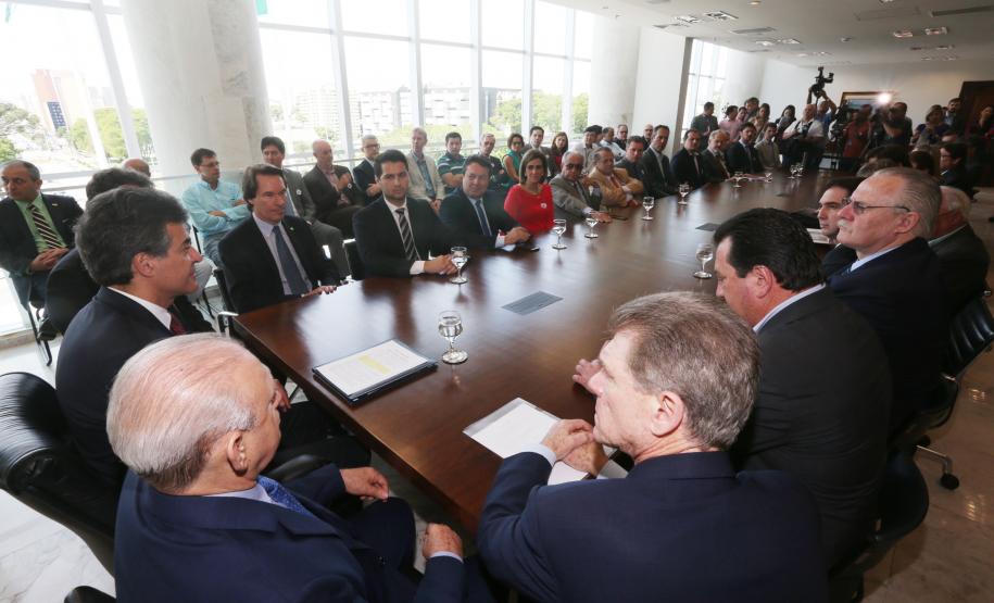 Governador Beto Richa anuncia 28 unidades geradoras de energia no Paraná, são Pequenas Centrais Hidrelétricas (PCHs), Centrais Geradoras Hidrelétricas (CGHs), termoelétrica e biodigestor, que somam 183,4 MW de energia. O investimento é de quase R$ 1 bilhão.Curitiba, 11/11/2015.Foto: Orlando Kissner/ANPr