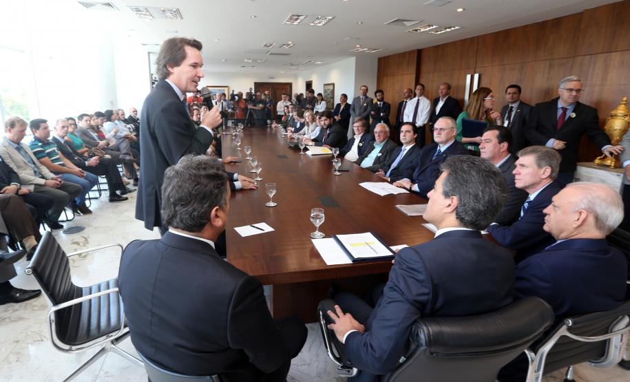 Governador Beto Richa anuncia 28 unidades geradoras de energia no Paraná, são Pequenas Centrais Hidrelétricas (PCHs), Centrais Geradoras Hidrelétricas (CGHs), termoelétrica e biodigestor, que somam 183,4 MW de energia. O investimento é de quase R$ 1 bilhão.Curitiba, 11/11/2015.Foto: Orlando Kissner/ANPr