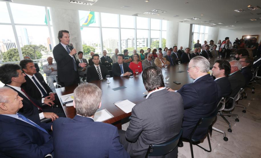 Governador Beto Richa anuncia 28 unidades geradoras de energia no Paraná, são Pequenas Centrais Hidrelétricas (PCHs), Centrais Geradoras Hidrelétricas (CGHs), termoelétrica e biodigestor, que somam 183,4 MW de energia. O investimento é de quase R$ 1 bilhão.Curitiba, 11/11/2015.Foto: Orlando Kissner/ANPr