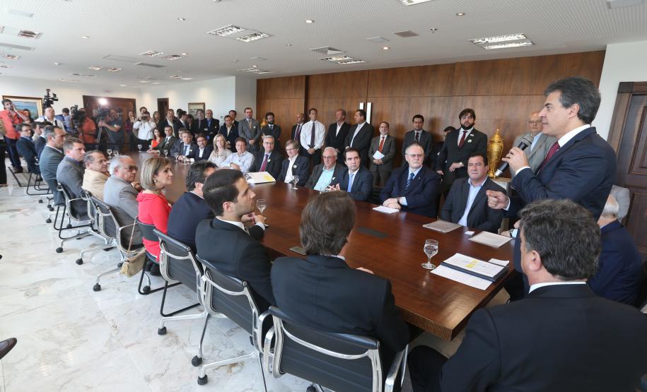 Governador Beto Richa anuncia 28 unidades geradoras de energia no Paraná, são Pequenas Centrais Hidrelétricas (PCHs), Centrais Geradoras Hidrelétricas (CGHs), termoelétrica e biodigestor, que somam 183,4 MW de energia. O investimento é de quase R$ 1 bilhão.Curitiba, 11/11/2015.Foto: Orlando Kissner/ANPr