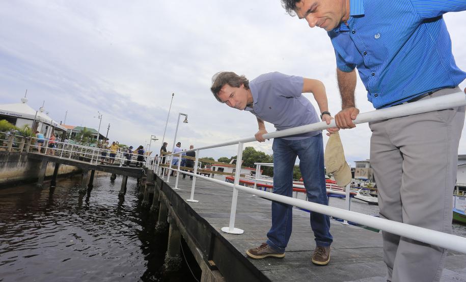 O secretário de Meio Ambiente e Recursos Hídricos, vistoria o trapiche do porte de Pontal do Sul e Assina convênio com o prefeito daquele município, Edgar Rossi.Pontal do Sul, 19-12-15.Foto: Arnaldo Alves / ANPr.