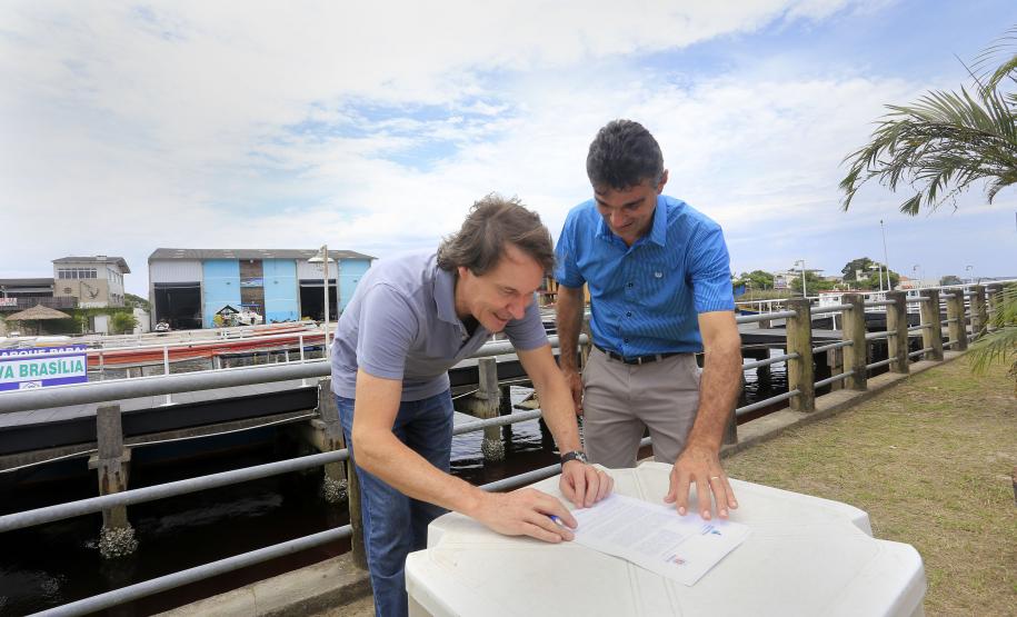 O secretário de Meio Ambiente e Recursos Hídricos, vistoria o trapiche do porte de Pontal do Sul e Assina convênio com o prefeito daquele município, Edgar Rossi.Pontal do Sul, 19-12-15.Foto: Arnaldo Alves / ANPr.