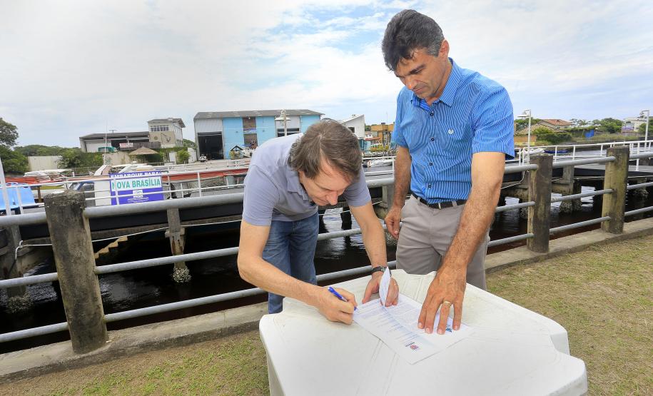 O secretário de Meio Ambiente e Recursos Hídricos, vistoria o trapiche do porte de Pontal do Sul e Assina convênio com o prefeito daquele município, Edgar Rossi.Pontal do Sul, 19-12-15.Foto: Arnaldo Alves / ANPr.