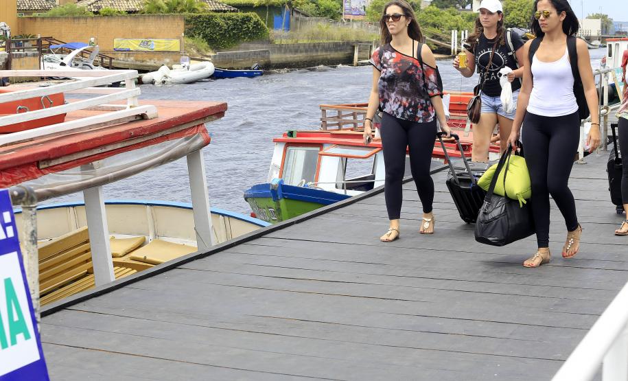 O secretário de Meio Ambiente e Recursos Hídricos, vistoria o trapiche do porte de Pontal do Sul e Assina convênio com o prefeito daquele município, Edgar Rossi.Pontal do Sul, 19-12-15.Foto: Arnaldo Alves / ANPr.