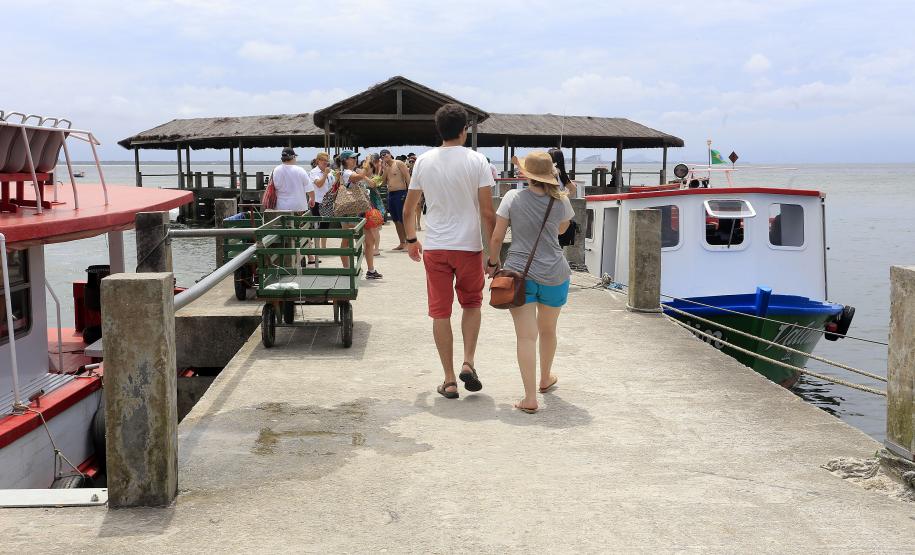 O secretário de Meio Ambiente e Recursos Hídricos, vistoria obras no trapiche de Encantadas, na Ilha do Mel.Ilha do Mel, 19-12-15.Foto: Arnaldo Alves / ANPr.