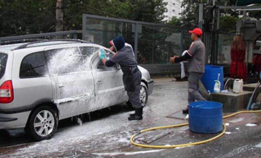 Lavacar é uma das atividades que podem ser licenciadas pelos municípios homologados .Foto: Divulgação