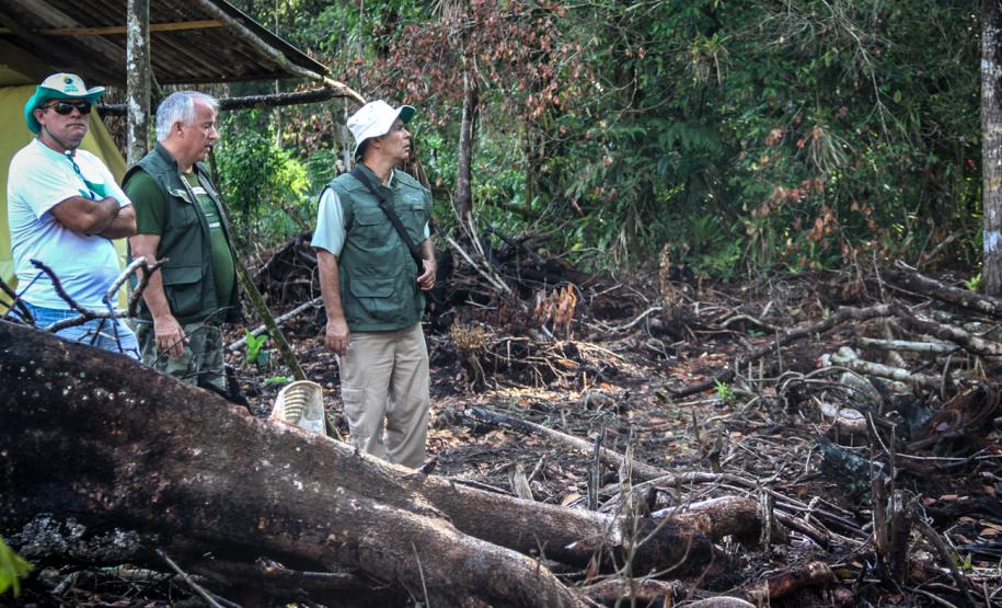 O Batalhão de Polícia Militar Ambiental e o Instituto Ambiental do Paraná (IAP) fizeram na manhã deste sábado (06/02) uma fiscalização em uma região de invasão e desmatamento localizada no Parque Estadual Rio da Onça, em Matinhos (PR) no Litoral do Estado