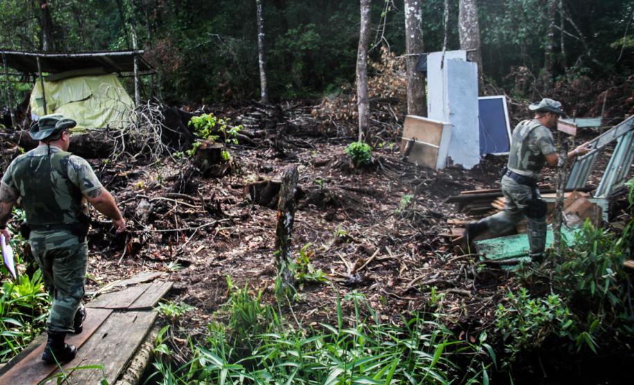 O Batalhão de Polícia Militar Ambiental e o Instituto Ambiental do Paraná (IAP) fizeram na manhã deste sábado (06/02) uma fiscalização em uma região de invasão e desmatamento localizada no Parque Estadual Rio da Onça, em Matinhos (PR) no Litoral do Estado