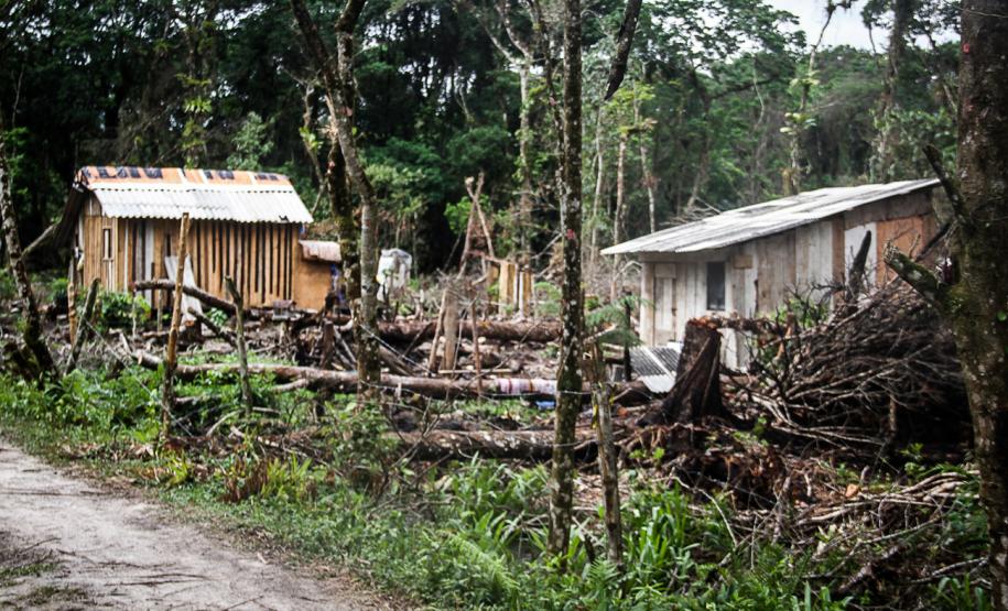 O Batalhão de Polícia Militar Ambiental e o Instituto Ambiental do Paraná (IAP) fizeram na manhã deste sábado (06/02) uma fiscalização em uma região de invasão e desmatamento localizada no Parque Estadual Rio da Onça, em Matinhos (PR) no Litoral do Estado