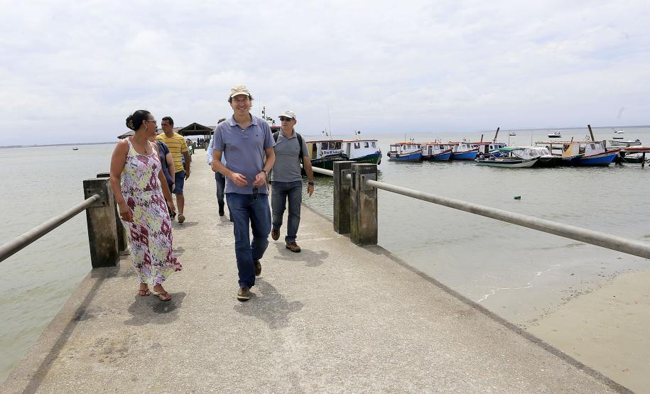O secretário de Meio Ambiente e Recursos Hídricos, vistoria obras no trapiche de Encantadas, na Ilha do Mel.Ilha do Mel, 19-12-15.Foto: Arnaldo Alves / ANPr.