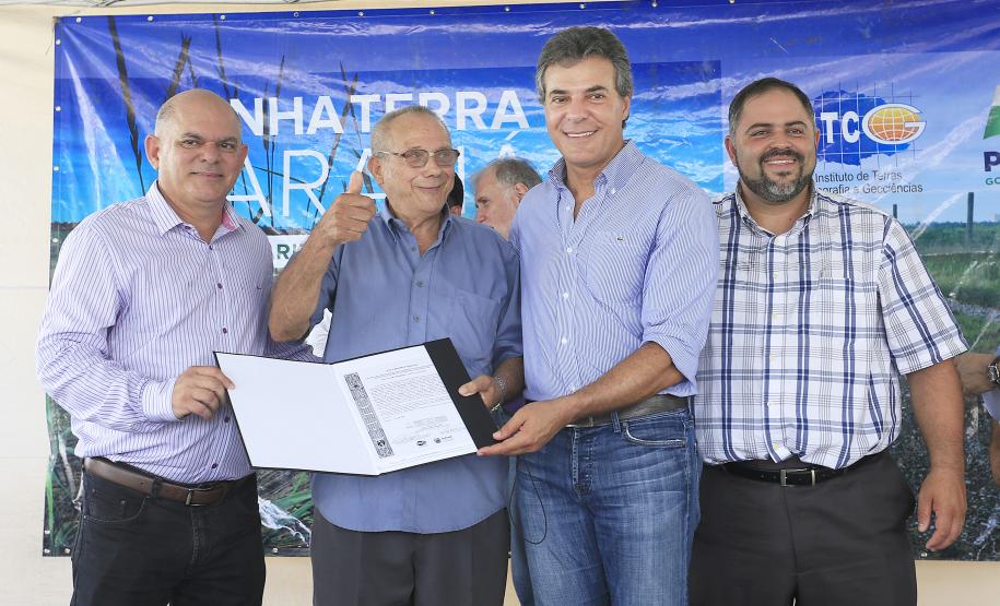 GOVERNADOR ENTREGA TÍTULOS DE TERRA PARA PEQUENOS PRODUTORES DE PARANAGUÁ. Governador Beto Richa entrega títulos de terra de 181 propriedades de pequenos produtores de Paranaguá, no litoral paranaense. Participaram da solenidade o presidente do Instituto de Terras, Cartografia e Geociências - ITCG, Amilcar  Cabral, os prefeitos Edison Karsten, de Paranaguá, e Evani Justus, de Guaratuba e os deputados Alexandre Curi, Artagão Junior, e Nelson Justus, entre outras autoridades. N/F: Rodolfo Reded.Paranaguá, 19-02-16.Foto: Arnaldo Alves / ANPr.