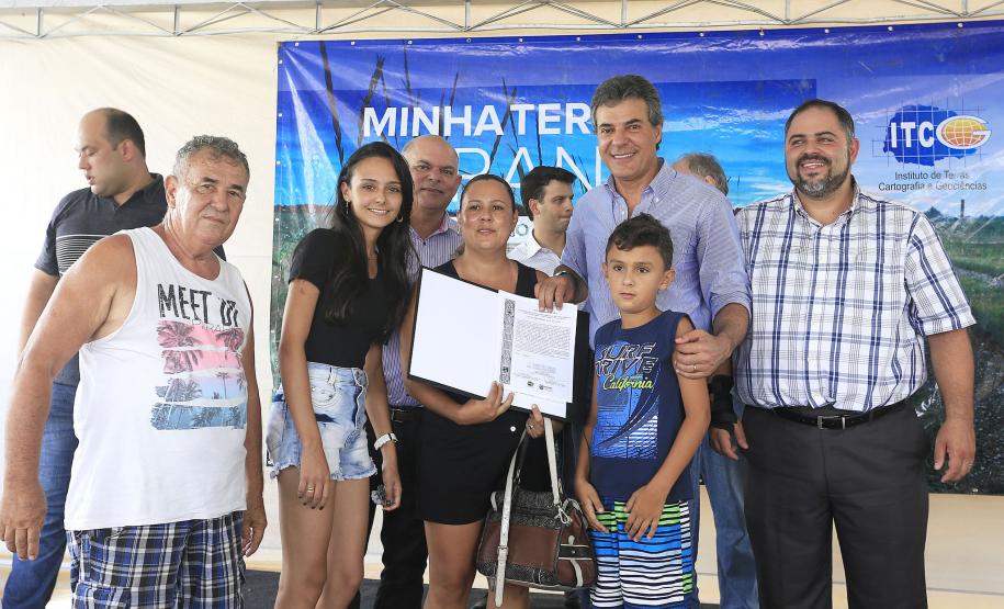 GOVERNADOR ENTREGA TÍTULOS DE TERRA PARA PEQUENOS PRODUTORES DE PARANAGUÁ. Governador Beto Richa entrega títulos de terra de 181 propriedades de pequenos produtores de Paranaguá, no litoral paranaense. Participaram da solenidade o presidente do Instituto de Terras, Cartografia e Geociências - ITCG, Amilcar  Cabral, os prefeitos Edison Karsten, de Paranaguá, e Evani Justus, de Guaratuba e os deputados Alexandre Curi, Artagão Junior, e Nelson Justus, entre outras autoridades. N/F: Ariane Pereira.Paranaguá, 19-02-16.Foto: Arnaldo Alves / ANPr.