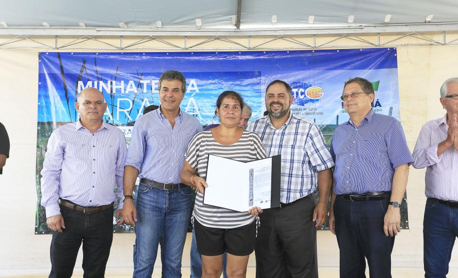GOVERNADOR ENTREGA TÍTULOS DE TERRA PARA PEQUENOS PRODUTORES DE PARANAGUÁ. Governador Beto Richa entrega títulos de terra de 181 propriedades de pequenos produtores de Paranaguá, no litoral paranaense. Participaram da solenidade o presidente do Instituto de Terras, Cartografia e Geociências - ITCG, Amilcar  Cabral, os prefeitos Edison Karsten, de Paranaguá, e Evani Justus, de Guaratuba e os deputados Alexandre Curi, Artagão Junior, e Nelson Justus, entre outras autoridades.  N/F:Leoni Patrício.Paranaguá, 19-02-16.Foto: Arnaldo Alves / ANPr.