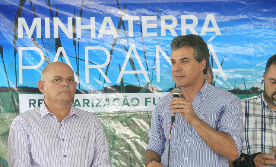 GOVERNADOR ENTREGA TÍTULOS DE TERRA PARA PEQUENOS PRODUTORES DE PARANAGUÁ. Governador Beto Richa entrega títulos de terra de 181 propriedades de pequenos produtores de Paranaguá, no litoral paranaense. Participaram da solenidade o presidente do Instituto de Terras, Cartografia e Geociências - ITCG, Amilcar  Cabral, os prefeitos Edison Karsten, de Paranaguá, e Evani Justus, de Guaratuba e os deputados Alexandre Curi, Artagão Junior, e Nelson Justus, entre outras autoridades.Paranaguá, 19-02-16.Foto: Arnaldo Alves / ANPr.