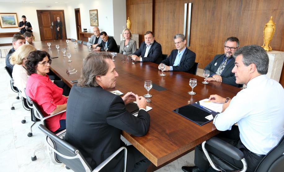 Governador Beto Richa recebe os secretários Ricardo Soavinski , do Meio Ambiente e Recursos Hídricos; Silvio Barros, do Planejamento e Coordenação Geral; Flávio Arns, Secretaria Especial para Assuntos Estratégicos e Alice Alexandre, diretora executiva do Instituto Life.Curitiba, 01/03/2016.Foto: Orlando Kissner/ANPr