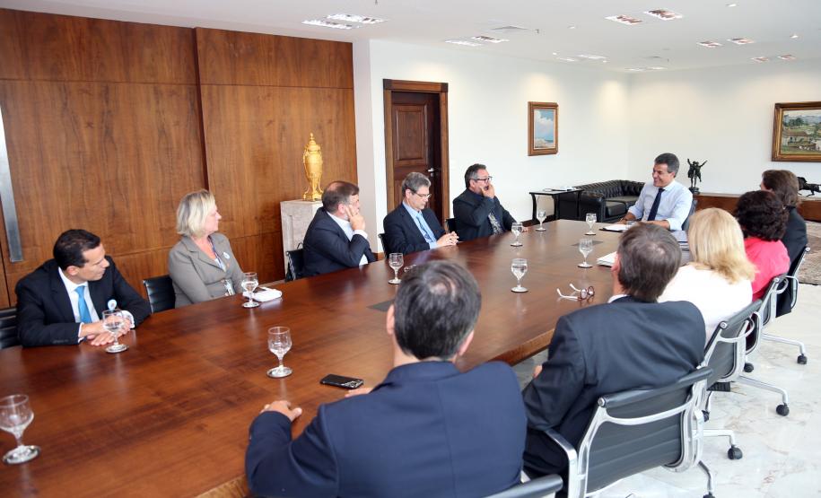 Governador Beto Richa recebe os secretários Ricardo Soavinski , do Meio Ambiente e Recursos Hídricos; Silvio Barros, do Planejamento e Coordenação Geral; Flávio Arns, Secretaria Especial para Assuntos Estratégicos e Alice Alexandre, diretora executiva do Instituto Life.Curitiba, 01/03/2016.Foto: Orlando Kissner/ANPr