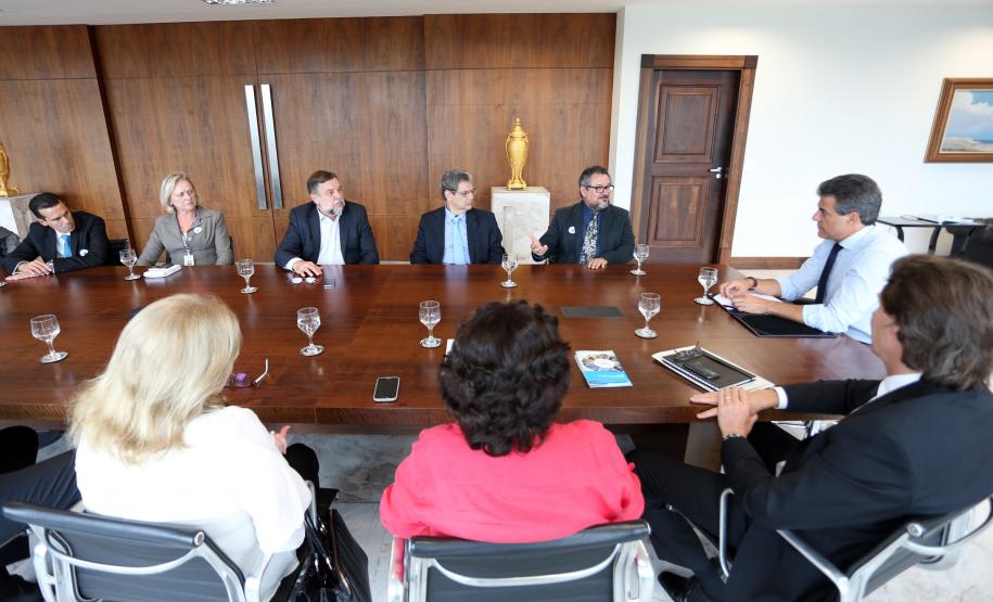 Governador Beto Richa recebe os secretários Ricardo Soavinski , do Meio Ambiente e Recursos Hídricos; Silvio Barros, do Planejamento e Coordenação Geral; Flávio Arns, Secretaria Especial para Assuntos Estratégicos e Alice Alexandre, diretora executiva do Instituto Life.Curitiba, 01/03/2016.Foto: Orlando Kissner/ANPr