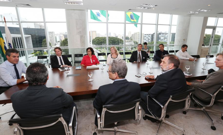 Governador Beto Richa recebe os secretários Ricardo Soavinski , do Meio Ambiente e Recursos Hídricos; Silvio Barros, do Planejamento e Coordenação Geral; Flávio Arns, Secretaria Especial para Assuntos Estratégicos e Alice Alexandre, diretora executiva do Instituto Life.Curitiba, 01/03/2016.Foto: Orlando Kissner/ANPr