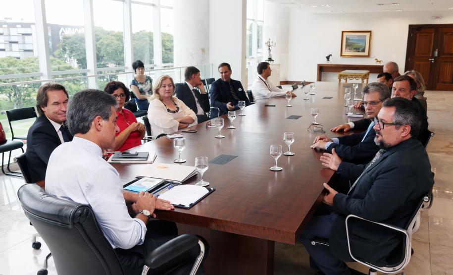 Governador Beto Richa recebe os secretários Ricardo Soavinski , do Meio Ambiente e Recursos Hídricos; Silvio Barros, do Planejamento e Coordenação Geral; Flávio Arns, Secretaria Especial para Assuntos Estratégicos e Alice Alexandre, diretora executiva do Instituto Life.Curitiba, 01/03/2016.Foto: Orlando Kissner/ANPr