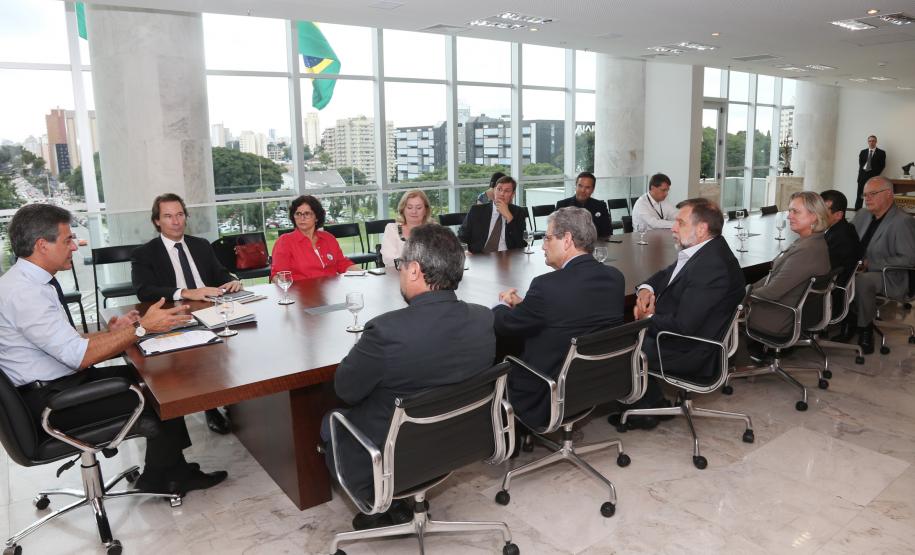 Governador Beto Richa recebe os secretários Ricardo Soavinski , do Meio Ambiente e Recursos Hídricos; Silvio Barros, do Planejamento e Coordenação Geral; Flávio Arns, Secretaria Especial para Assuntos Estratégicos e Alice Alexandre, diretora executiva do Instituto Life.Curitiba, 01/03/2016.Foto: Orlando Kissner/ANPr