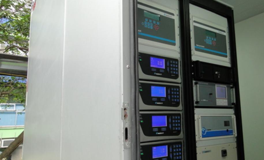 O Instituto Ambiental do Paraná (IAP) recebeu uma nova estação de monitoramento da qualidade do ar, que irá se somar às já existentes e a outras seis que serão entregues ainda esse ano. O equipamento chegou nesta segunda-feira (7).Curitiba, 07/03/2016.Foto: Divulgação IAP