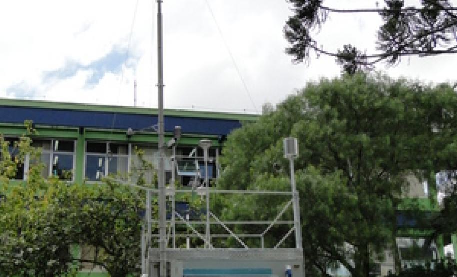 O Instituto Ambiental do Paraná (IAP) recebeu uma nova estação de monitoramento da qualidade do ar, que irá se somar às já existentes e a outras seis que serão entregues ainda esse ano. O equipamento chegou nesta segunda-feira (7).Curitiba, 07/03/2016.Foto: Divulgação IAP