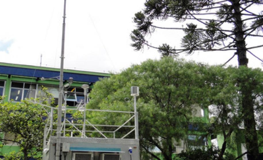 O Instituto Ambiental do Paraná (IAP) recebeu uma nova estação de monitoramento da qualidade do ar, que irá se somar às já existentes e a outras seis que serão entregues ainda esse ano. O equipamento chegou nesta segunda-feira (7).Curitiba, 07/03/2016.Foto: Divulgação IAP