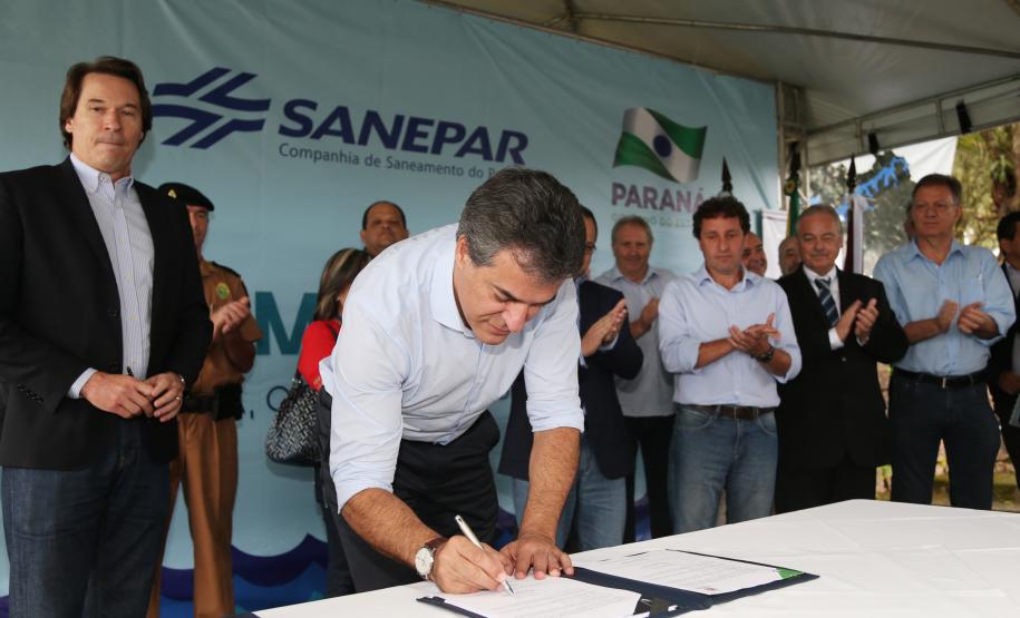 Governador Beto Richa lança uma série de ações de revitalização e cuidado com os recursos hídrico, entre elas o Programa de Conservação dos Mananciais do Paraná, durante as comemorações do Dia Mundial da Água, no Centro de Educação Ambiental dos Mananciais da Serra, em Piraquara, na Região Metropolitana de Curitiba.Piraquara, 22/03/2016.Foto: Orlando Kissner/ANPr