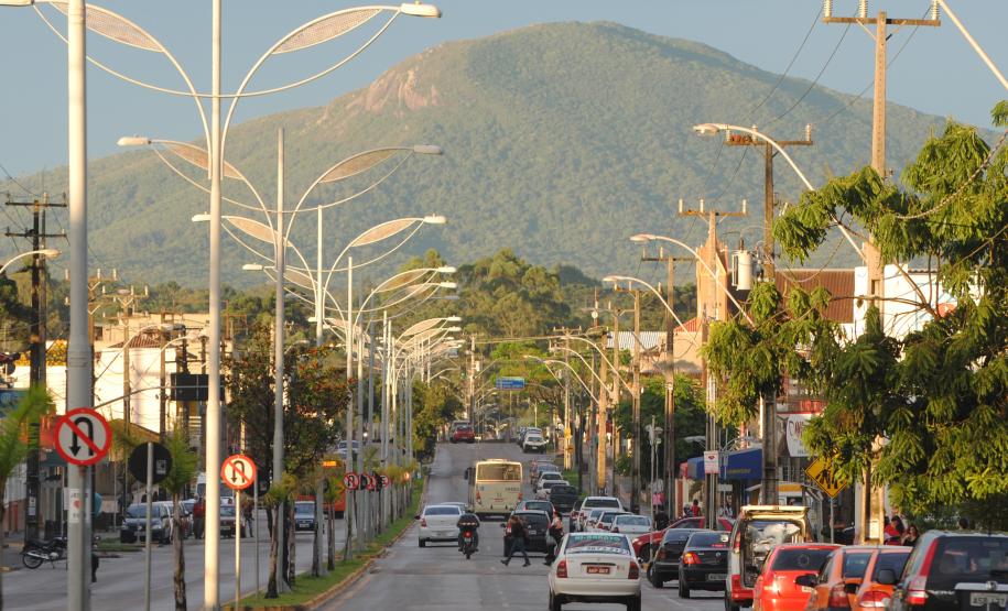 Centro de Piraquara, Região Metropolitana do Paraná, com o Morro do Anhangava ao fundo.Foto: Bruno Oliveira