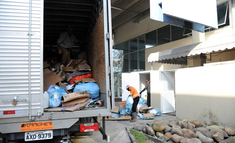 Programa Coleta Seletiva Solidária da Copel destina 100 toneladas por ano de resíduos recicláveis coletados nas sedes da companhia para oito associações e cooperativas de catadores em diversas cidades do Paraná. Na foto, coleta no Polo Mossunguê.Curitiba, 16/06/2016.Foto: Daniela Catisti/Copel