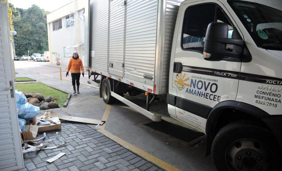Programa Coleta Seletiva Solidária da Copel destina 100 toneladas por ano de resíduos recicláveis coletados nas sedes da companhia para oito associações e cooperativas de catadores em diversas cidades do Paraná. Na foto, Coleta no Polo da Copel Mossunguê.Curitiba, 16/06/2016.Foto: Daniela Catisti/Copel