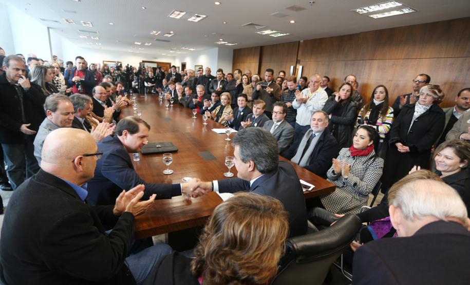 O governador Beto Richa assina convênios com 34 municípios para a compra de caminhões para coleta seletiva de lixo. A assinatura dos convênios foi acompanhada pela secretária da Família e Desenvolvimento Social, Fernanda Richa, pelo presidente da Assembleia Legislativa, Ademar Traiano, pelo líder do governo na Assembleia Legislativa, Luiz Claudio Romanelli, pelo chefe da Casa Civil, Valdir Rossoni, deputados estaduais e prefeitos.Curitiba, 21/06/2016.Foto: Orlando Kissner/ANPr