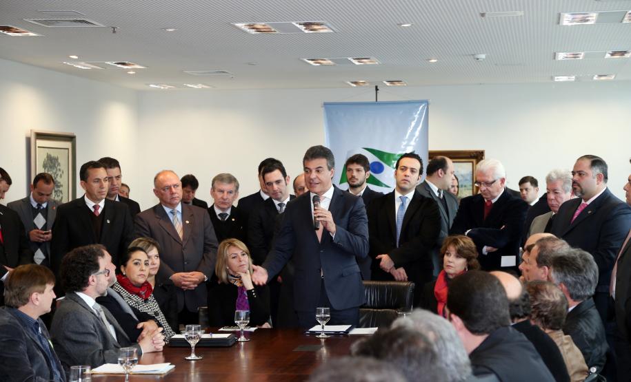 O governador Beto Richa assina convênios com 34 municípios para a compra de caminhões para coleta seletiva de lixo. A assinatura dos convênios foi acompanhada pela secretária da Família e Desenvolvimento Social, Fernanda Richa, pelo presidente da Assembleia Legislativa, Ademar Traiano, pelo líder do governo na Assembleia Legislativa, Luiz Claudio Romanelli, pelo chefe da Casa Civil, Valdir Rossoni, deputados estaduais e prefeitos.Curitiba, 21/06/2016.Foto: Orlando Kissner/ANPr