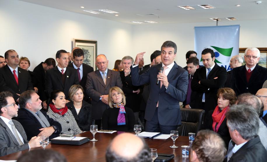 O governador Beto Richa assina convênios com 34 municípios para a compra de caminhões para coleta seletiva de lixo. A assinatura dos convênios foi acompanhada pela secretária da Família e Desenvolvimento Social, Fernanda Richa, pelo presidente da Assembleia Legislativa, Ademar Traiano, pelo líder do governo na Assembleia Legislativa, Luiz Claudio Romanelli, pelo chefe da Casa Civil, Valdir Rossoni, deputados estaduais e prefeitos.Curitiba, 21/06/2016.Foto: Orlando Kissner/ANPr
