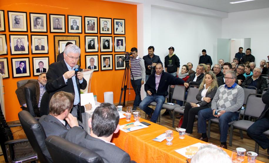 O Governo do Estado liberou para a prefeitura de Campo Largo uma área onde será instalado o novo distrito industrial do município. O decreto que autoriza o uso do terreno, assinado pelo governador Beto Richa, foi entregue à comunidade local na noite de quarta-feira (29/06) pelo chefe da Casa Civil, Valdir Rossoni, em evento realizado na Associação Comercial, Industrial e Agropecuária de Campo Largo (Acicla). Campo Largo, 29/06/2016.Foto: Divulgação