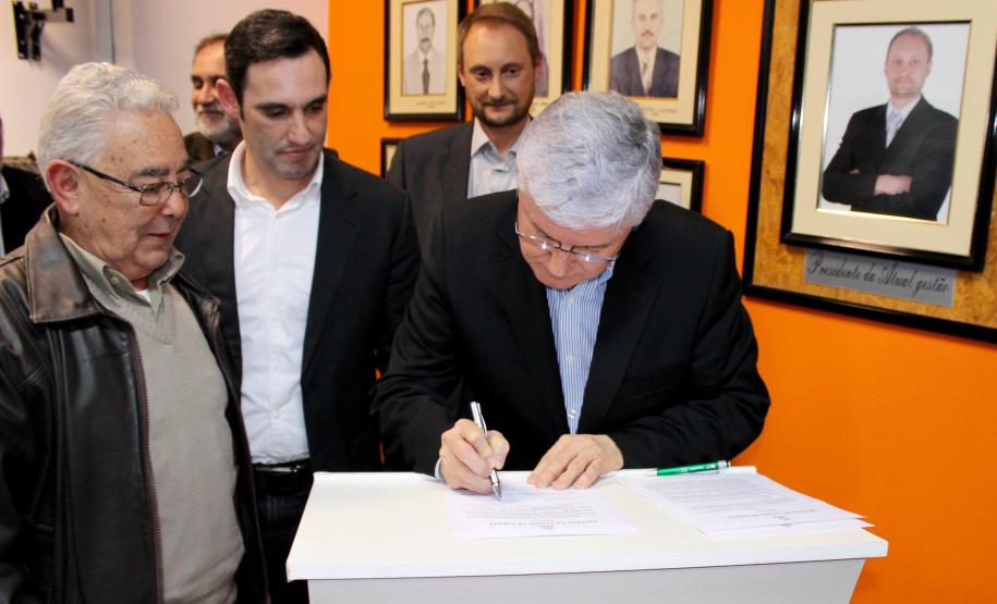 O Governo do Estado liberou para a prefeitura de Campo Largo uma área onde será instalado o novo distrito industrial do município. O decreto que autoriza o uso do terreno, assinado pelo governador Beto Richa, foi entregue à comunidade local na noite de quarta-feira (29/06) pelo chefe da Casa Civil, Valdir Rossoni, em evento realizado na Associação Comercial, Industrial e Agropecuária de Campo Largo (Acicla). Campo Largo, 29/06/2016.Foto: Divulgação