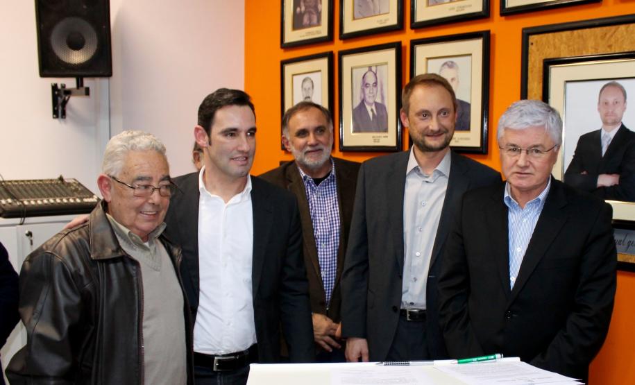 O Governo do Estado liberou para a prefeitura de Campo Largo uma área onde será instalado o novo distrito industrial do município. O decreto que autoriza o uso do terreno, assinado pelo governador Beto Richa, foi entregue à comunidade local na noite de quarta-feira (29/06) pelo chefe da Casa Civil, Valdir Rossoni, em evento realizado na Associação Comercial, Industrial e Agropecuária de Campo Largo (Acicla). Campo Largo, 29/06/2016.Foto: Divulgação