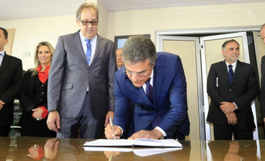 Posse novo secretário O governador Beto Richa participa da possa de Antonio Carlos Bonetti, na Secretaria de Meio Ambiênte e Recursos Hídricos (SEMA).